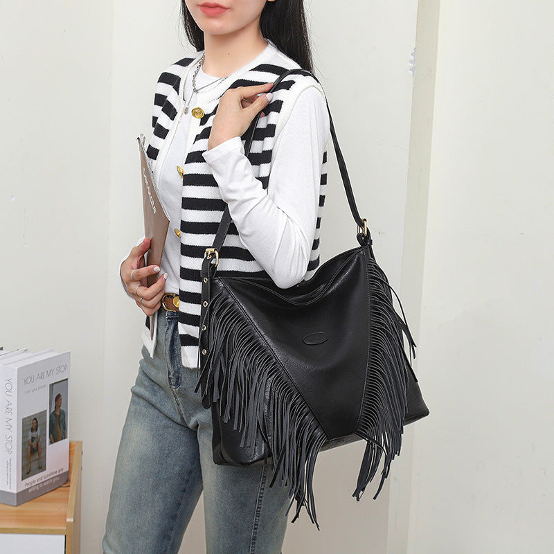 Large Capacity Rivet Shoulder Messenger Large Soft Trendy Bag